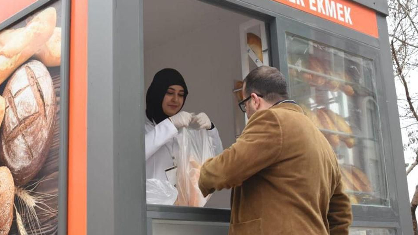 Ekmek almaya gelenlere 'aşı' uyarısı