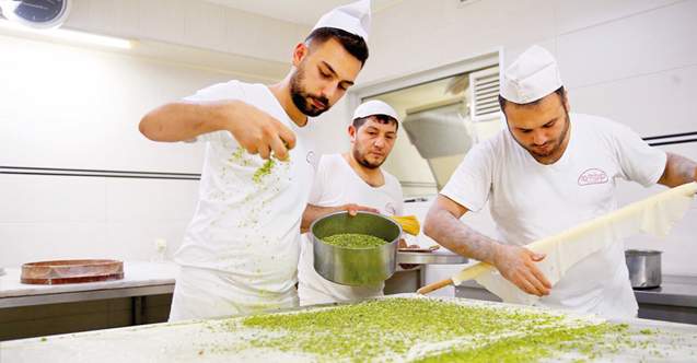 Bayram telaşı başladı: Baklavacılar tam mesaide