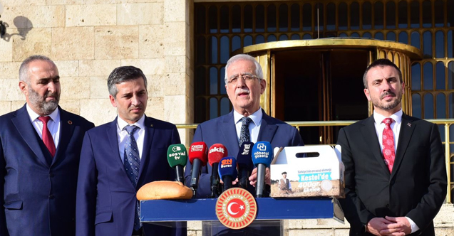TBMM önünde ekmek dağıttı