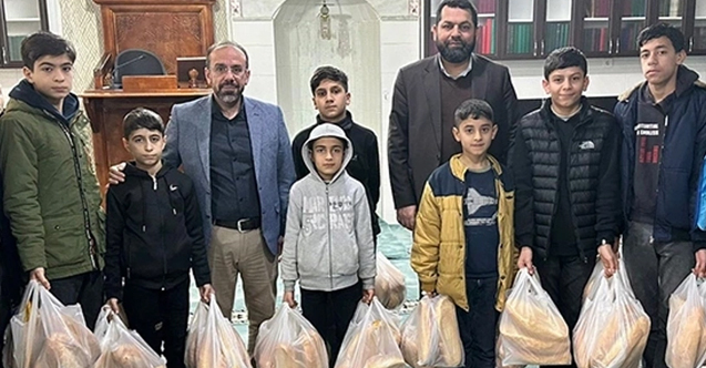 Cami gençlerinden "Askıda Ekmek" uygulaması