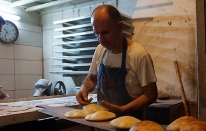 Tarihi handaki Osmanlı fırınında çeyrek asırdır talaşla pide pişiriyor