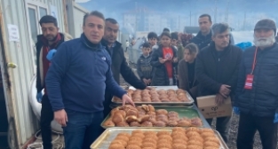 İstanbul fırıncısından depremzedeler için sıcak poğaça ikramı