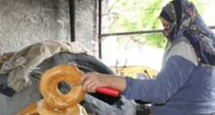 Ekmek yaparak çocuklarına bakıyor