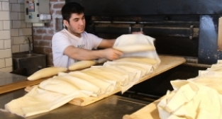 Fırıncılar bayramda da iş başında...