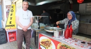 5 yıldır ihtiyaç sahiplerini ücretsiz doyuruyor