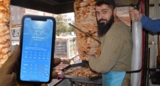 Sırtında buz kütlesiyle çalışıyor