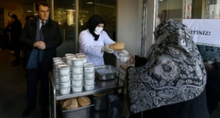 Halka ücretsiz ekmek dağıtıldı