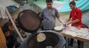 Ekmek için hayvan yemi öğütüyorlar