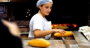 Hilal, 14 yaşında fırında çıraklık yapıyor