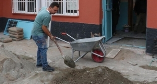 Köy okul müdürü, inşaat işçisi gibi çalışıyor