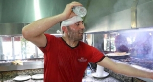 Adana kavruluyor! Kebapçıların sıcakla imtihanı