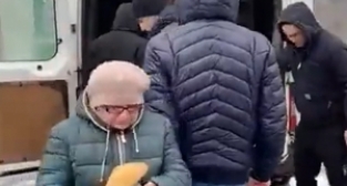 İHH, Kiev'de ekmek dağıtımı yapıyor