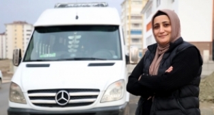 Şoför bulamayınca, direksiyona geçti