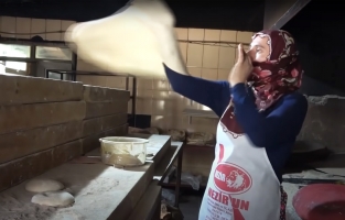 Muş'da, kavurucu sıcakta tandır ekmeği mesaisi