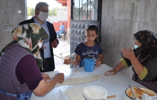 Bünyanlı kadınlar ekmeklerini mahalle fırınında pişiriyor