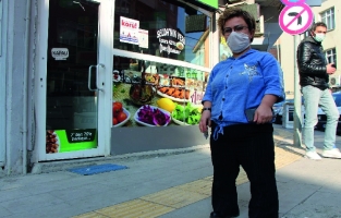 'En küçük' kadın esnaf kepenk kapattı, yardımına komşusu yetişti