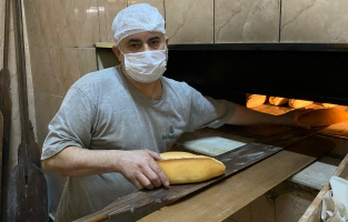 Fırında ekmek yaparak yeni türkü albümünü hazırlıyor