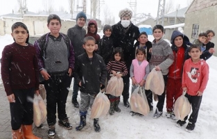 Savcı Sayan, vatandaşlara ekmek dağıttı