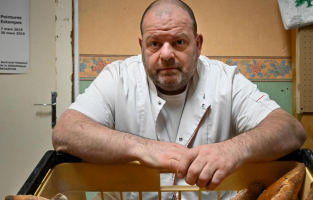 Fransız fırıncıdan'Çırağım sınır dışı edilmesin' eylemi