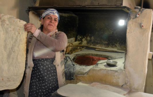 Destekle tandır kurup lavaş üreten kadınlar, hemcinsleriyle çalışıyor