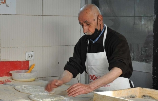 Yarım asrı aşkın süredir çalıştığı birçok fırında onlarca usta yetiştirdi