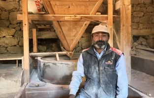 Asırlık değirmenin taşları beş kuşaktır dönüyor