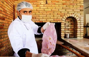 Adana'nın tescilli şalgamı, kebap lavaşıyla birleşti