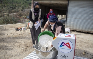 Hamuru makine yoğuruyor, kadınlar çayın tadını çıkarıyor