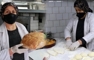 Evinde ürettiği eski usul ekmekleri fırında yapmaya başladı