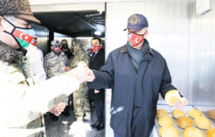 Bakan Hulusi Akar, tatbikatta sahra fırınını ziyaret etti