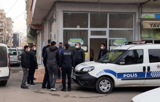 Tostçuda alacak verecek kavgasında kan aktı!