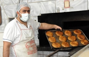 Mardinli fırıncılar, yapılışı sır gibi saklanan çöreklerin siparişine yetişemiyor
