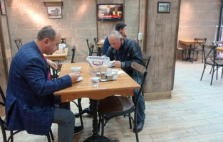 Aylar sonra kafe ve restoranlar ilk müşterilerini aldı