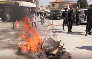 Esnaf masa ve sandalye yakarak eylem yaptı