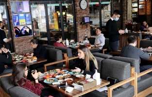 Restoran ve kafe işletmecileri yeni kontrollü normalleşmeden memnun