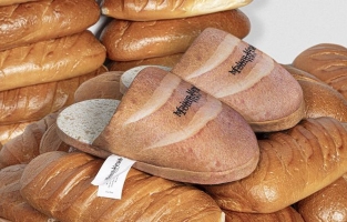 Böyle moda olmaz olsun! Ekmekten terlik