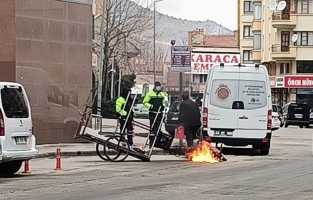 Benzin döküp ekmek teknesini böyle yaktı