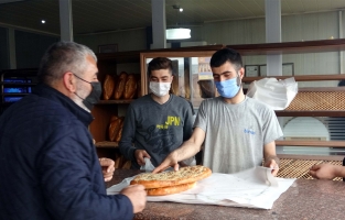 Fırıncıdan anlamlı bir hizmet: Alo Pandemi Pide Hattı