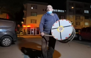 Ramazan davulcusu topladığı bahşişlerle 30 yetime bayramlık aldı