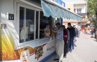 Hayırsever, 5 bin ekmeğin parasını ödedi, vatandaş ekmeği ücretsiz aldı