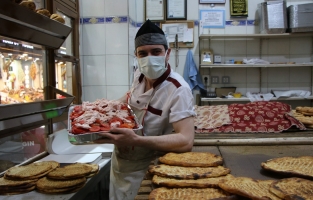 Asırlık fırın, sadece Elazığ'a özgü 'yağlı' ve 'peynirli' ekmek üretiyor