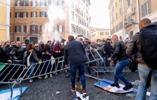 Kısıtlamalara karşı sokağa döküldüler: Ekmek alacak paramız yok!