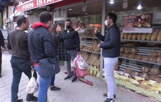 Pide kuyruğunda maske tartışması