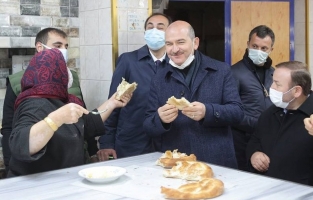 Bakan Süleyman Soylu'ya, tereyağlı Ramazan pidesi takdim edildi
