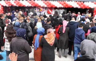 İndirimli ürün satışı nedeniyle izdiham yaşandı!