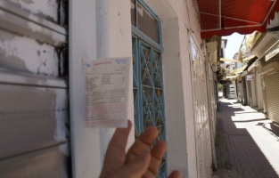 Açılma sonrası esnafı bekleyen sürpriz: Postacılar kepenklere yapıştırdı