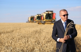 Cumhurbaşkanı Erdoğan, kitabın kapağında başak tarlasını kullandı