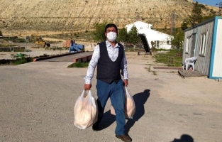 Ramazan boyunca her gün kapı kapı gezip ekmek dağıttı