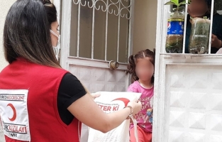 Maddi durumu zayıf ailelere ekmek ve kavurma dağıtıldı