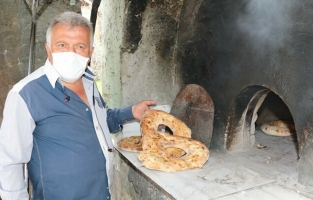 Şehre inip ihtiyaçları alıyor, köy fırınında ekmek pişirip vatandaşa dağıtıyor